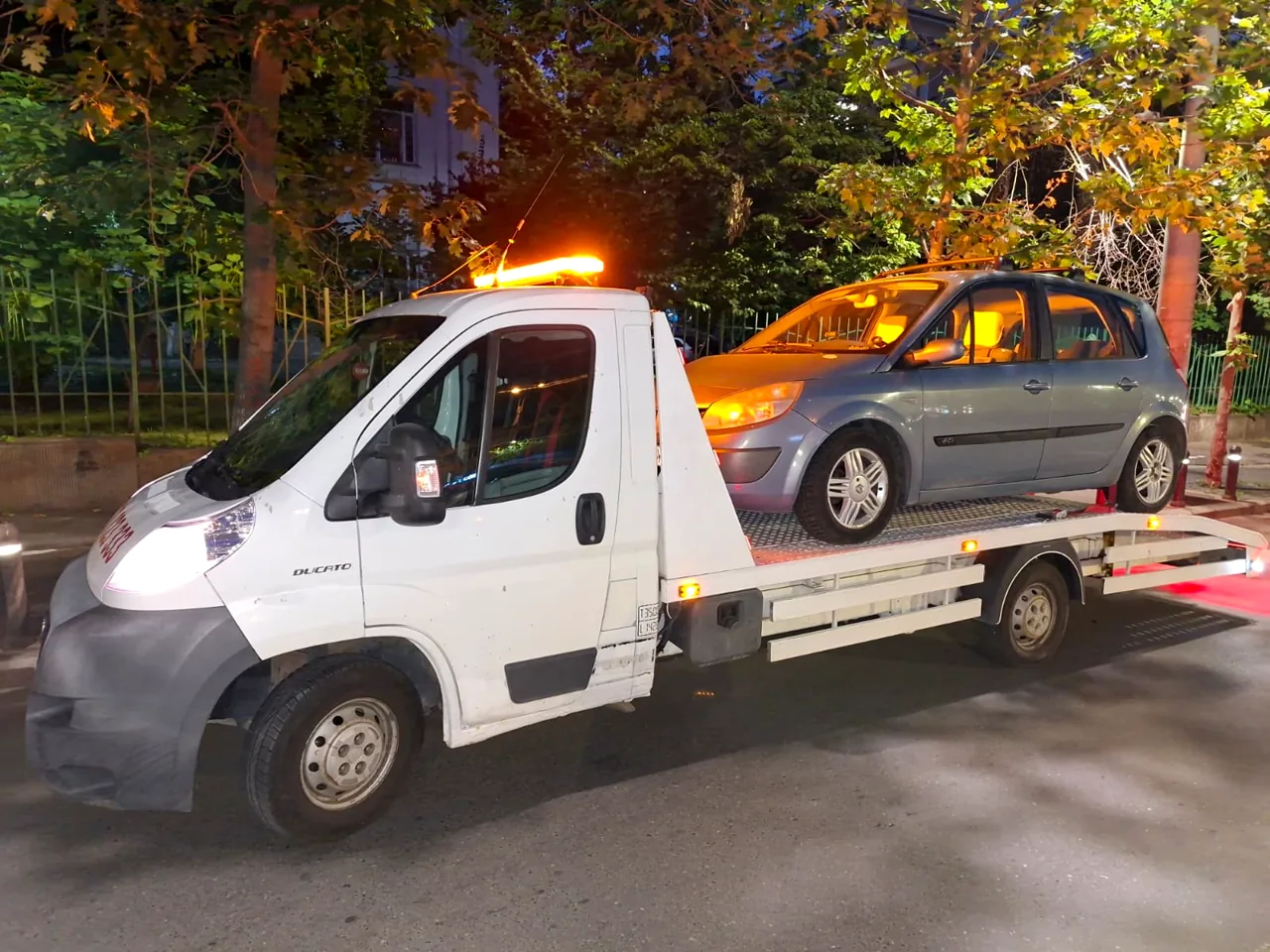 Transport auto pe platformă, fotografiat noaptea